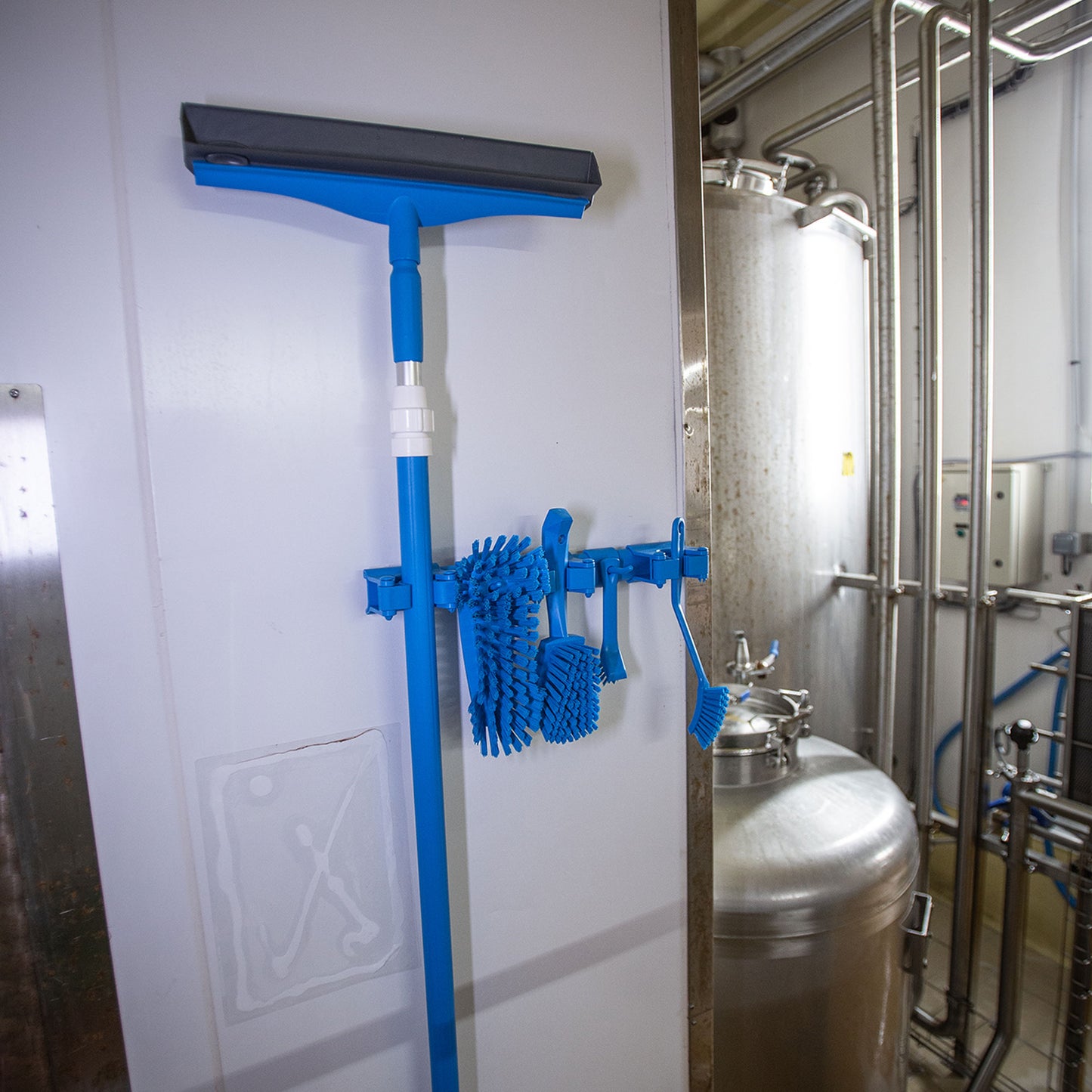 Dette blå hygiejniske, modulopbyggede vægophæng, fra Vikan, imødekommer fleksibilitetskravene for ophæng af rekvisitter i både store og små lokaler.