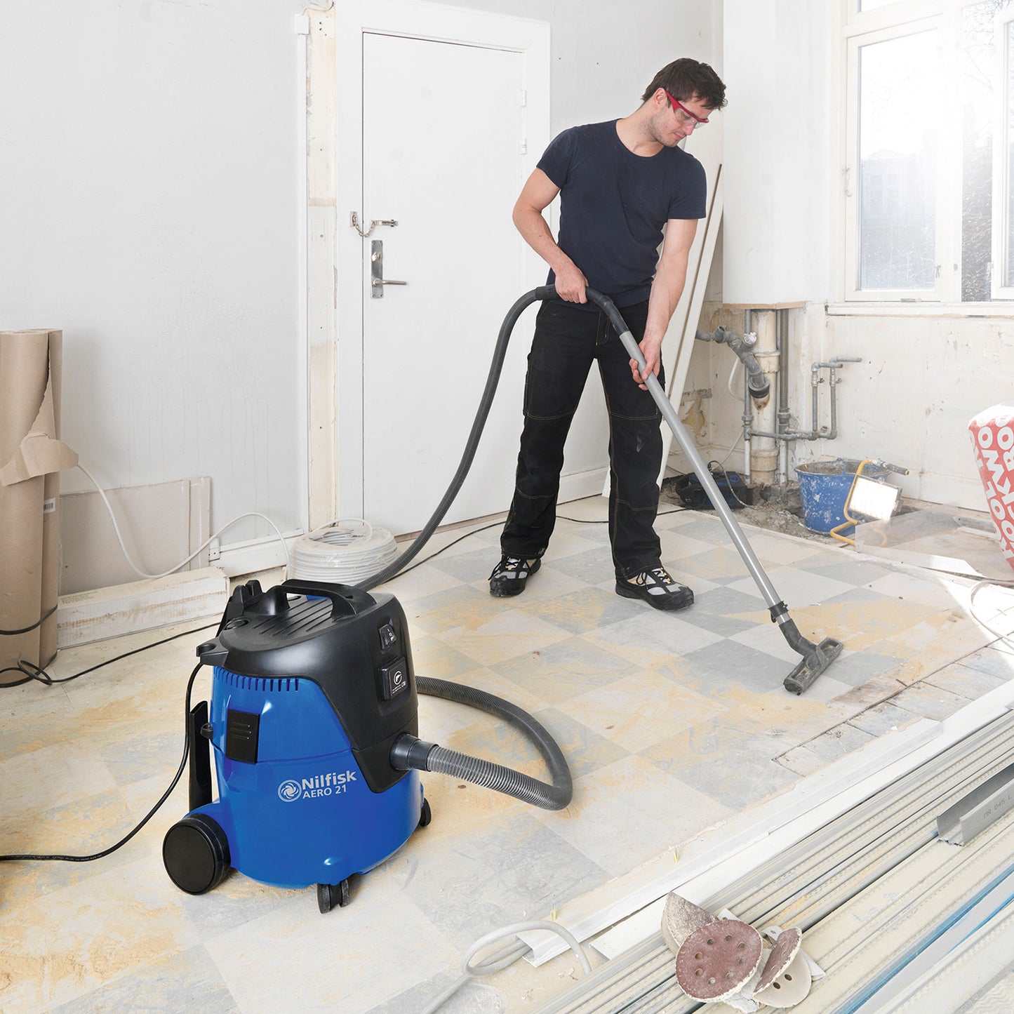 AERO 21 våd-/tørsuger med semiautomatisk Push&Clean filterrensesystem, blæsefunktion, ergonomisk design og rustfri stålbeholder (INOX-model).