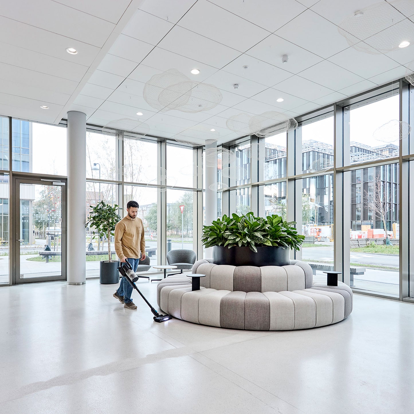 VU200 ledningsfri skaftstøvsuger med HEPA 14-filter, ergonomisk håndtag og kompakt design