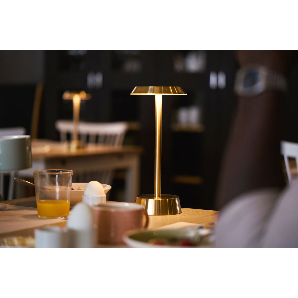 DUNI Nour LED Lampe i messing på restaurant