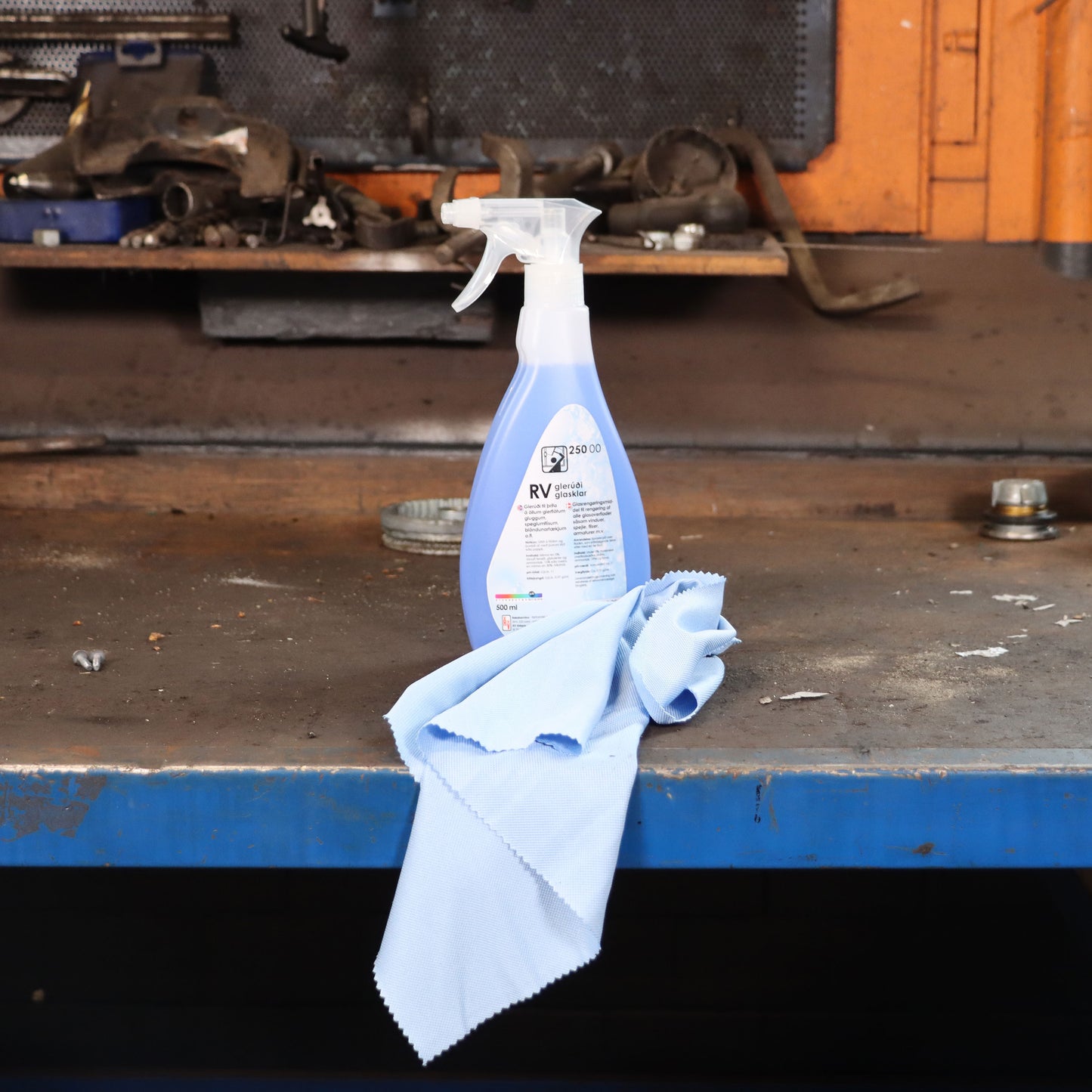 En blå glasklud af microfibre som er ideel til rengøring/pudsning af spejle. Den måler 40 x 40 cm.