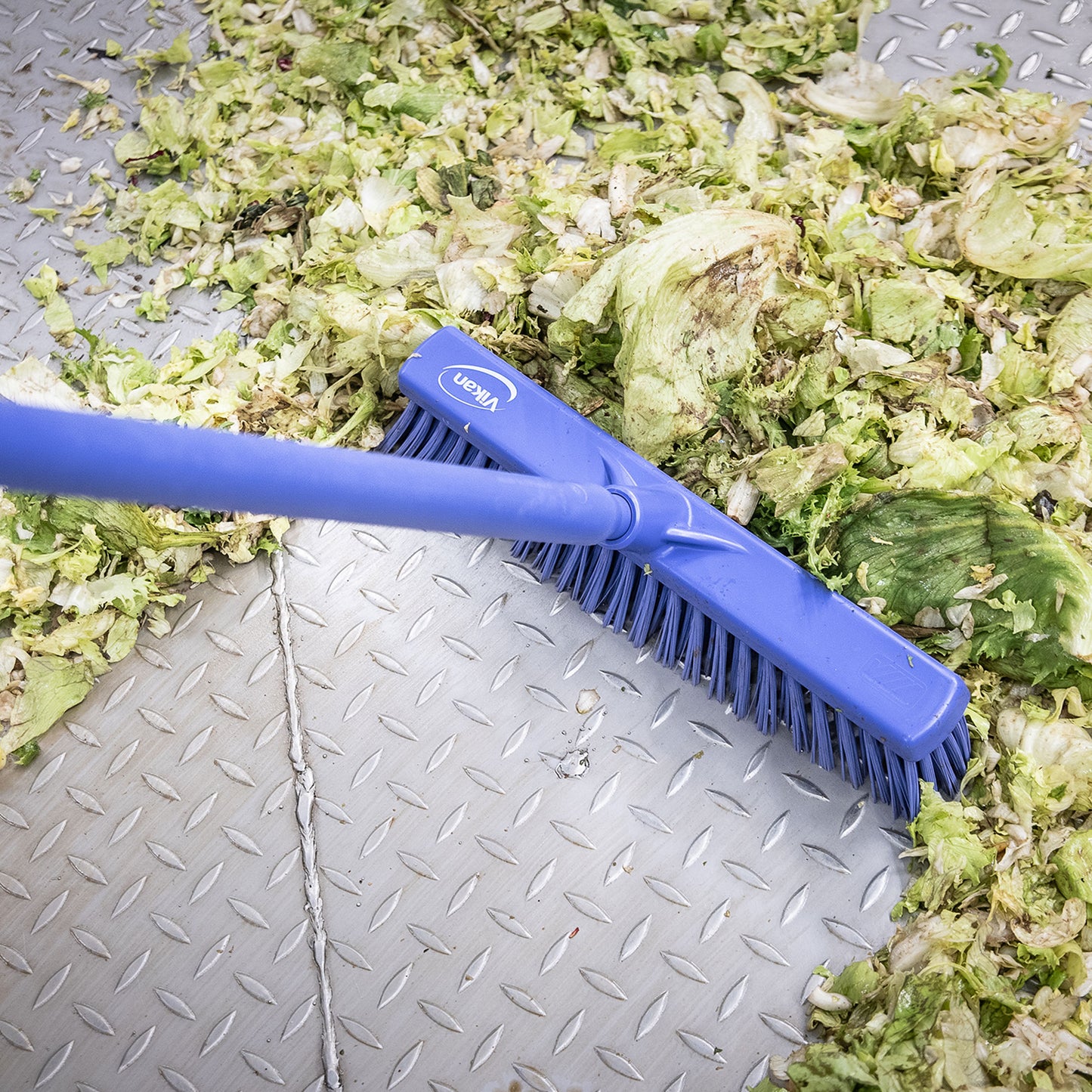 Effektiv fejekost fra Vikan, i blå, til hurtig fjernelse af mel, stivelse og pulver i tørre områder. Passer til alle Vikan-skafter.