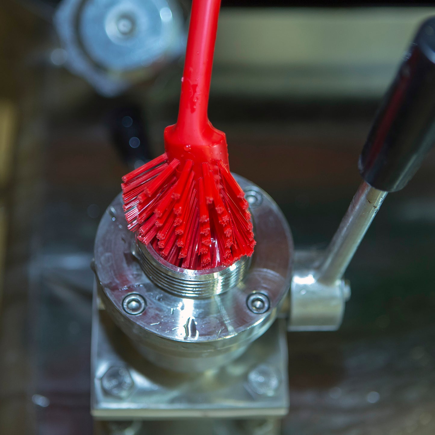 Vikan opvaskebørste, i rød, er ideel til rengøring af mindre områder på maskiner og udstyr.
