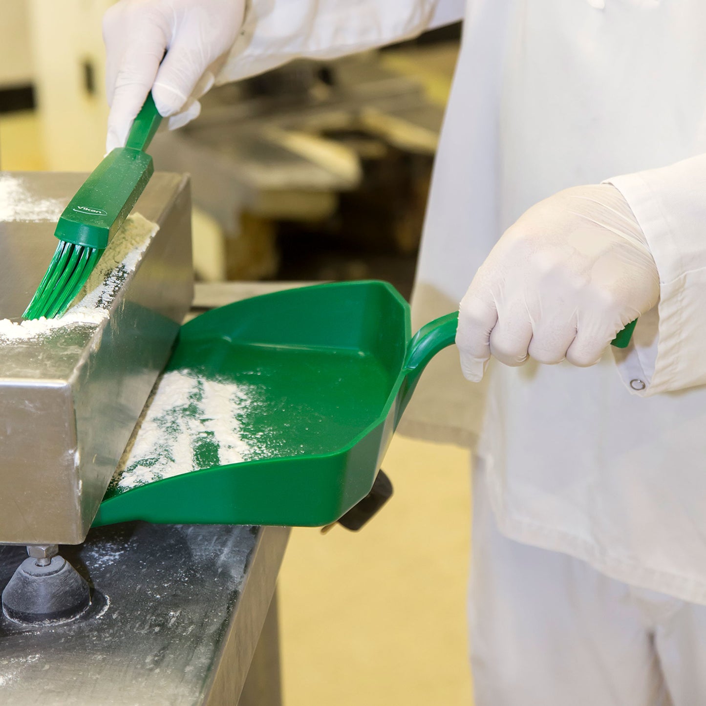Støvekost 330 mm med bløde grønne børstehår, ergonomisk håndtag og fødevaregodkendt design – ideel til støvfjernelse i hygiejnezoner.