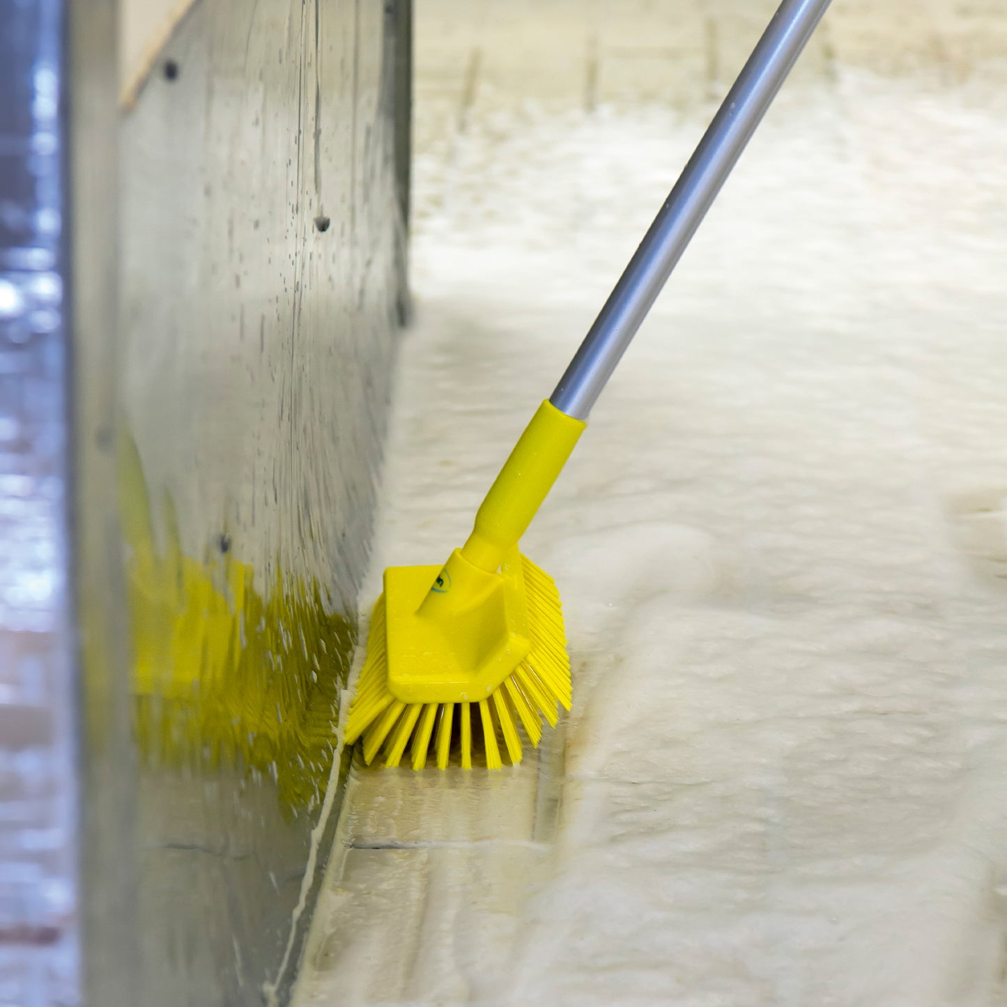 High-Low børste, i gul, med vinklet gevind til effektiv rengøring af samlinger mellem væg og gulv. Ideel til områder under maskiner og udstyr samt til afløbsrender.