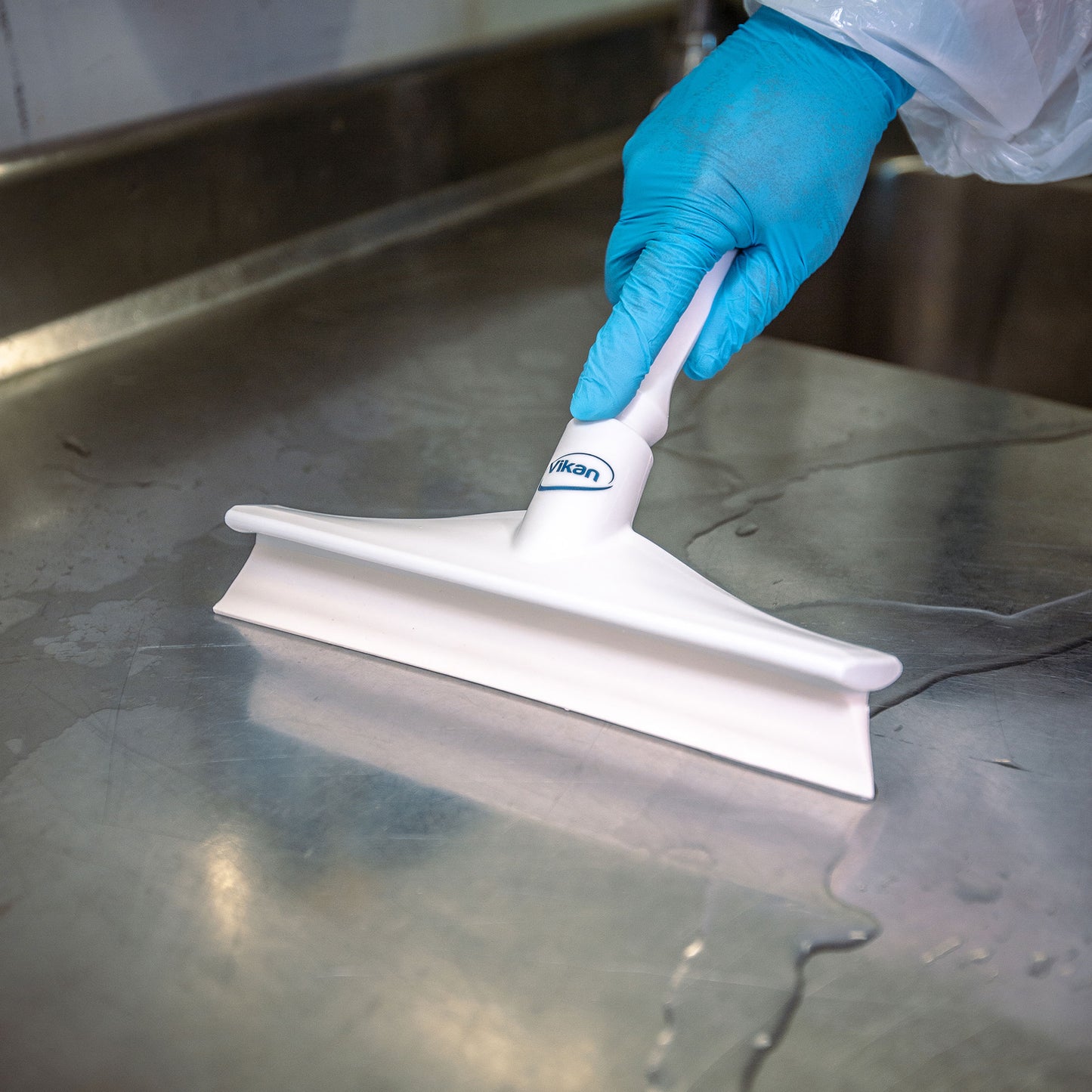 En ultrahygiejnisk enkeltbladet skraber, i hvid fra Vikan. Fjerner overskydende vand og madrester fra overflader.