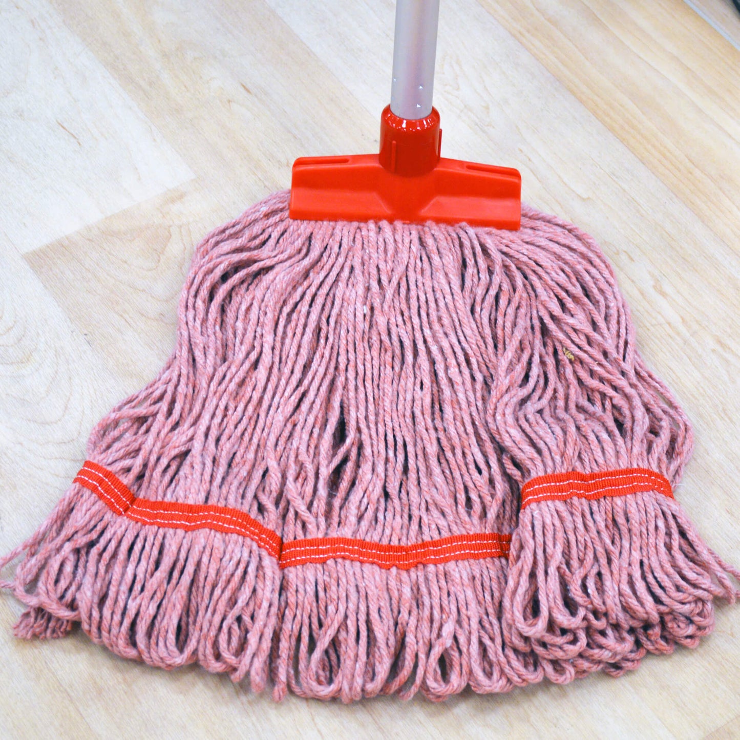 Moppehoved i Stayflat-stil med løkkede ender, lavet af farvet SYRTEX-blandingsgarn.