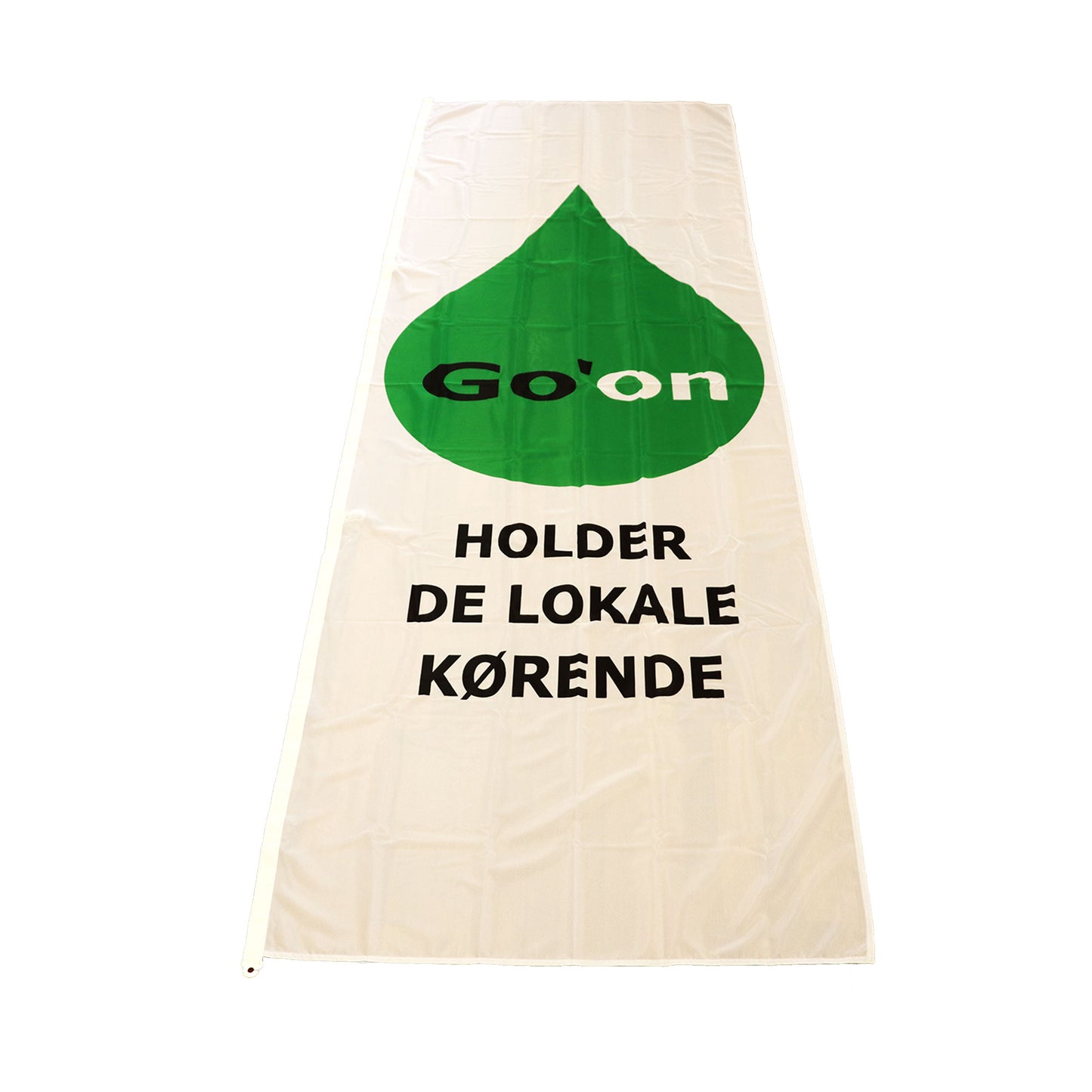 Go'on flag 300x100 cm med grøn logo og tekst 'HOLDER DE LOKALE KØRENDE'