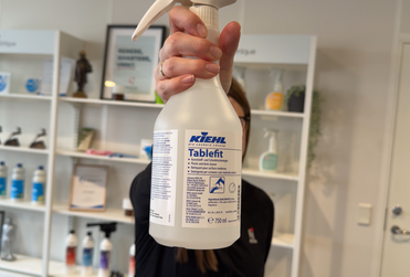 Kiehl Tablefit holdes frem mod kameraet af en hånd