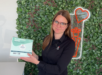 RV Unique medarbejder holder en pakke RV Cleaning Wipes