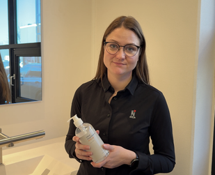 Kvinde holder en hånddesinfektion