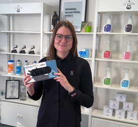 Kvinde med kasse med nitrilhandsker