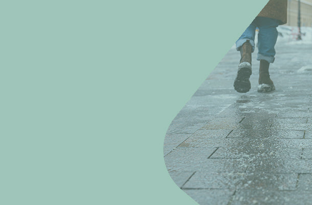 Vej med vejsalt med grønt overlag