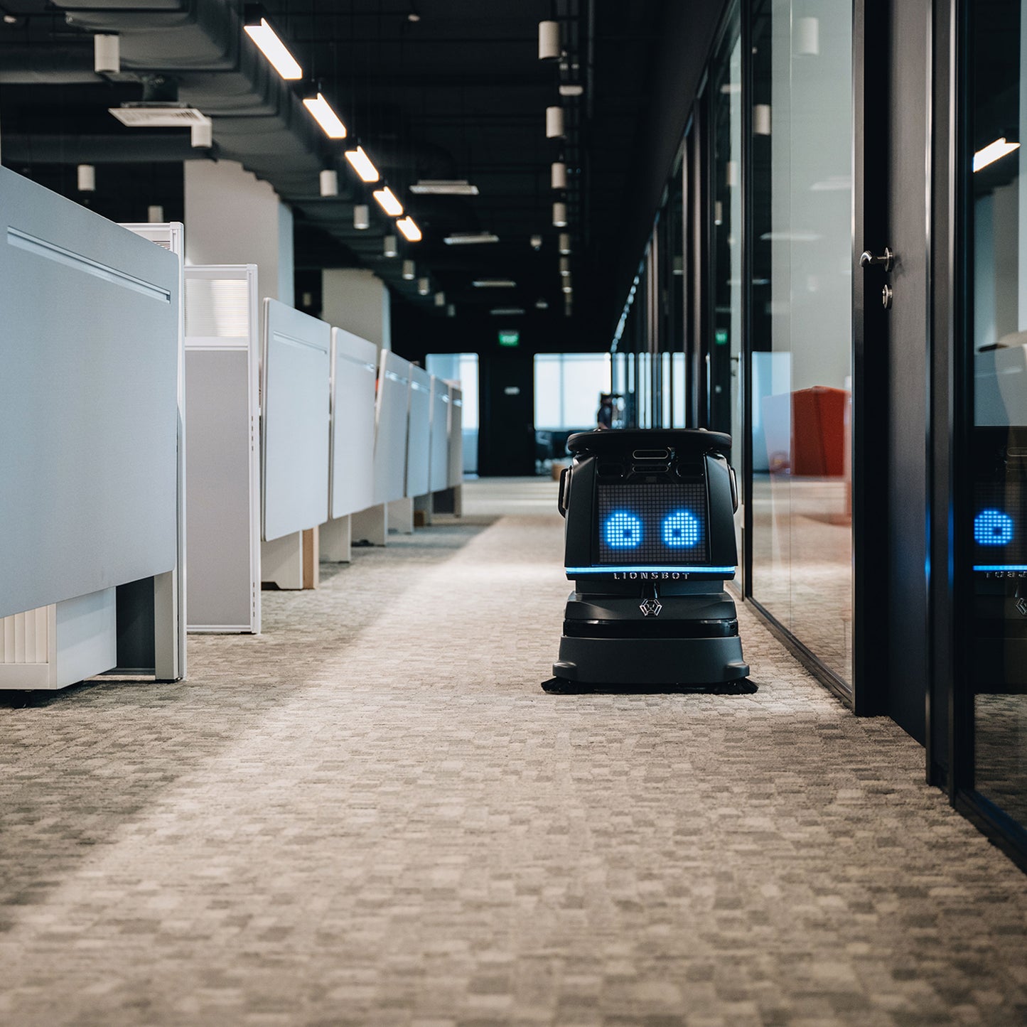 Robotstøvsuger R3 kører frem med to blå LED-øjne og forhjul