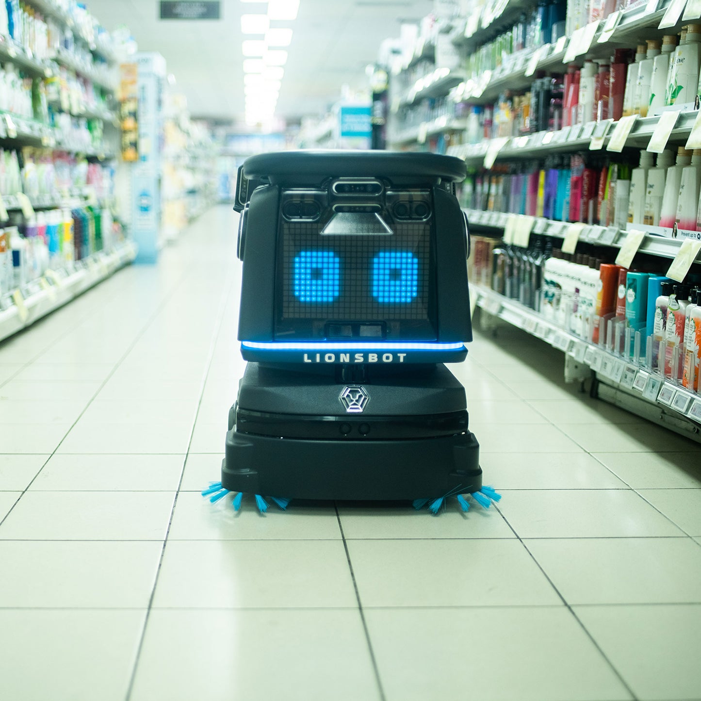 R3 robotstøvsuger set forfra med blå LED-lys og børster i bunden