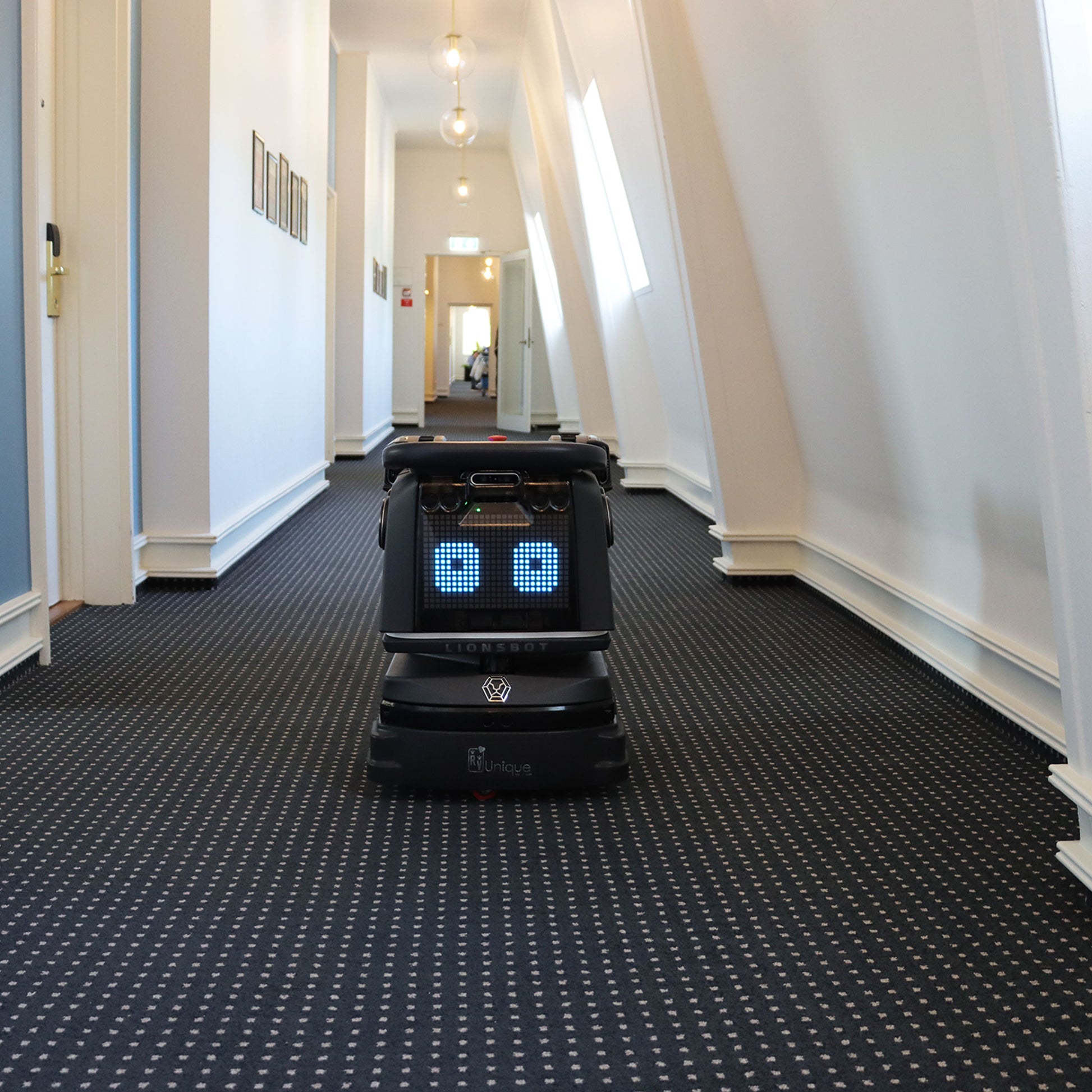 LIONSBOT R3 robotstøvsuger med ladestation, sort karros og blå lys foran