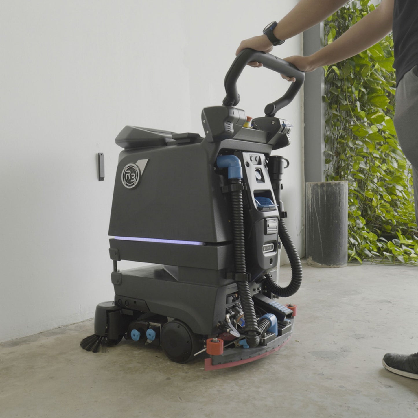 Robotgulvvaskemaskine R3 Scrub Pro med slange, børster og blå indikatorlys