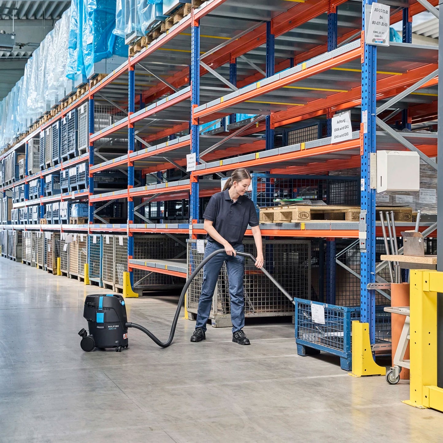 Nilfisk AERO batteridrevet våd- og tørstøvsuger i brug til tør rengøring på lager 