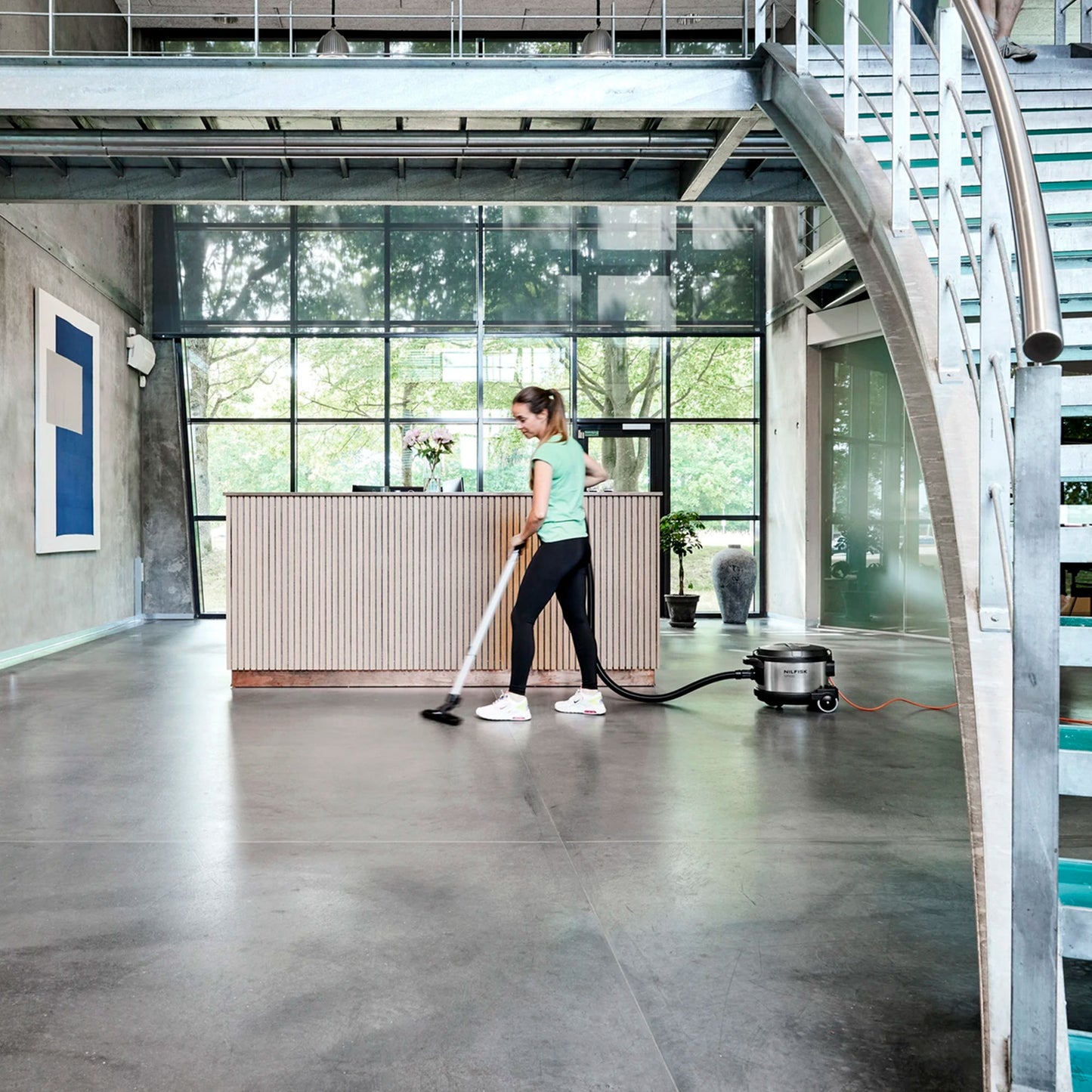Nilfisk VP930 PRO HEPA HF EU støvsuger med 15L kapacitet, HEPA-filter i låget, teleskoprør i aluminium og multioverflade-dyse – ideel til professionel rengøring.