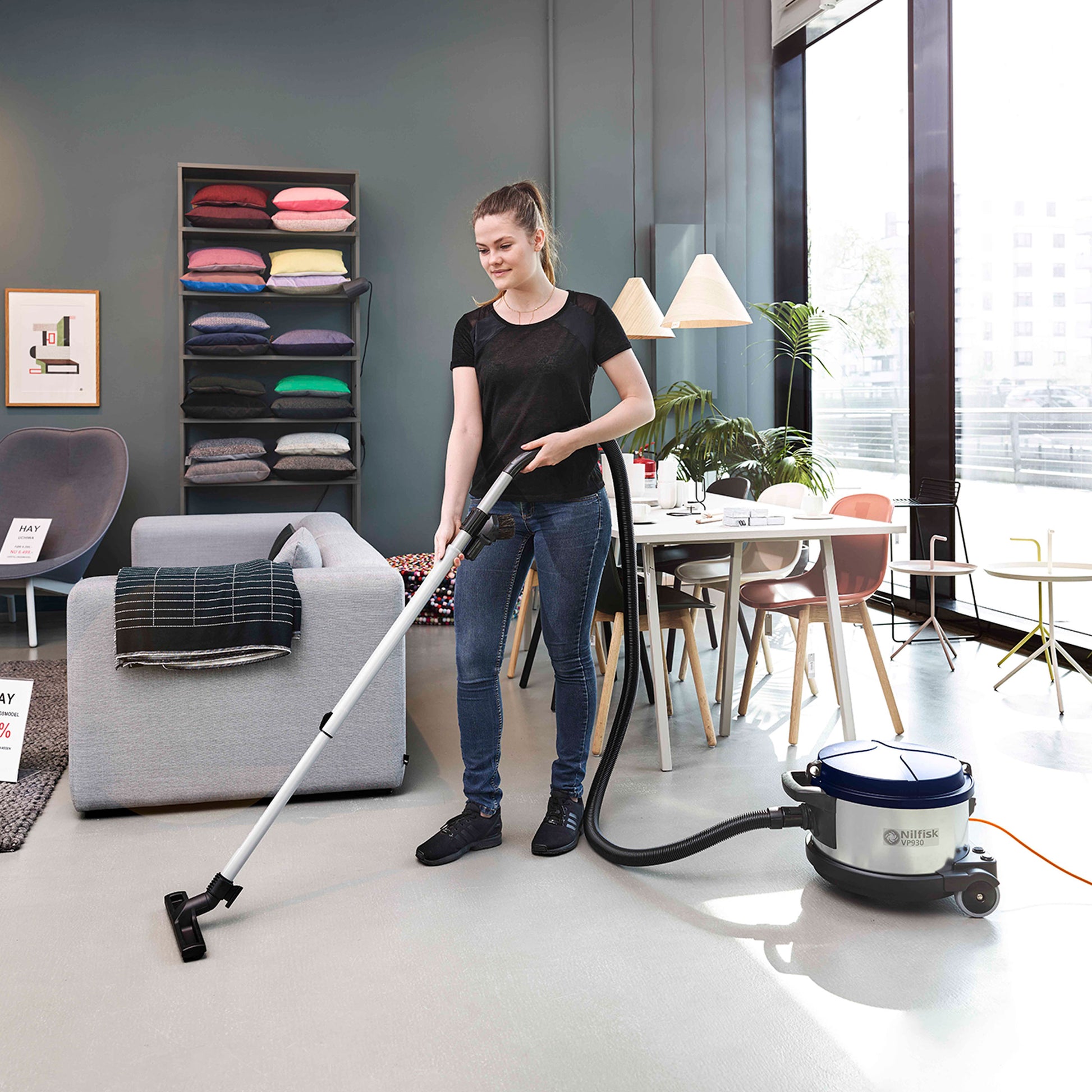 Nilfisk VP930 PRO HEPA HF EU støvsuger med 15L kapacitet, HEPA-filter i låget, teleskoprør i aluminium og multioverflade-dyse – ideel til professionel rengøring.