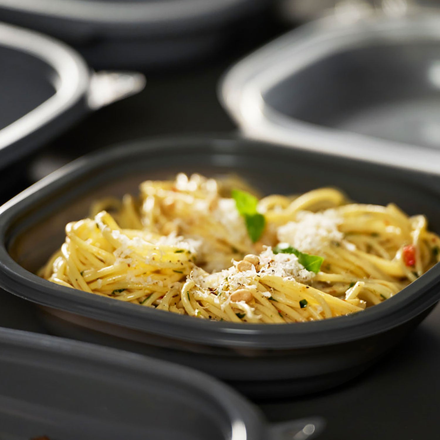 Vista takeaway boks 1094 ml i grå plast med transparent låg, lækagesikker fødevarebeholder til varm og kold mad