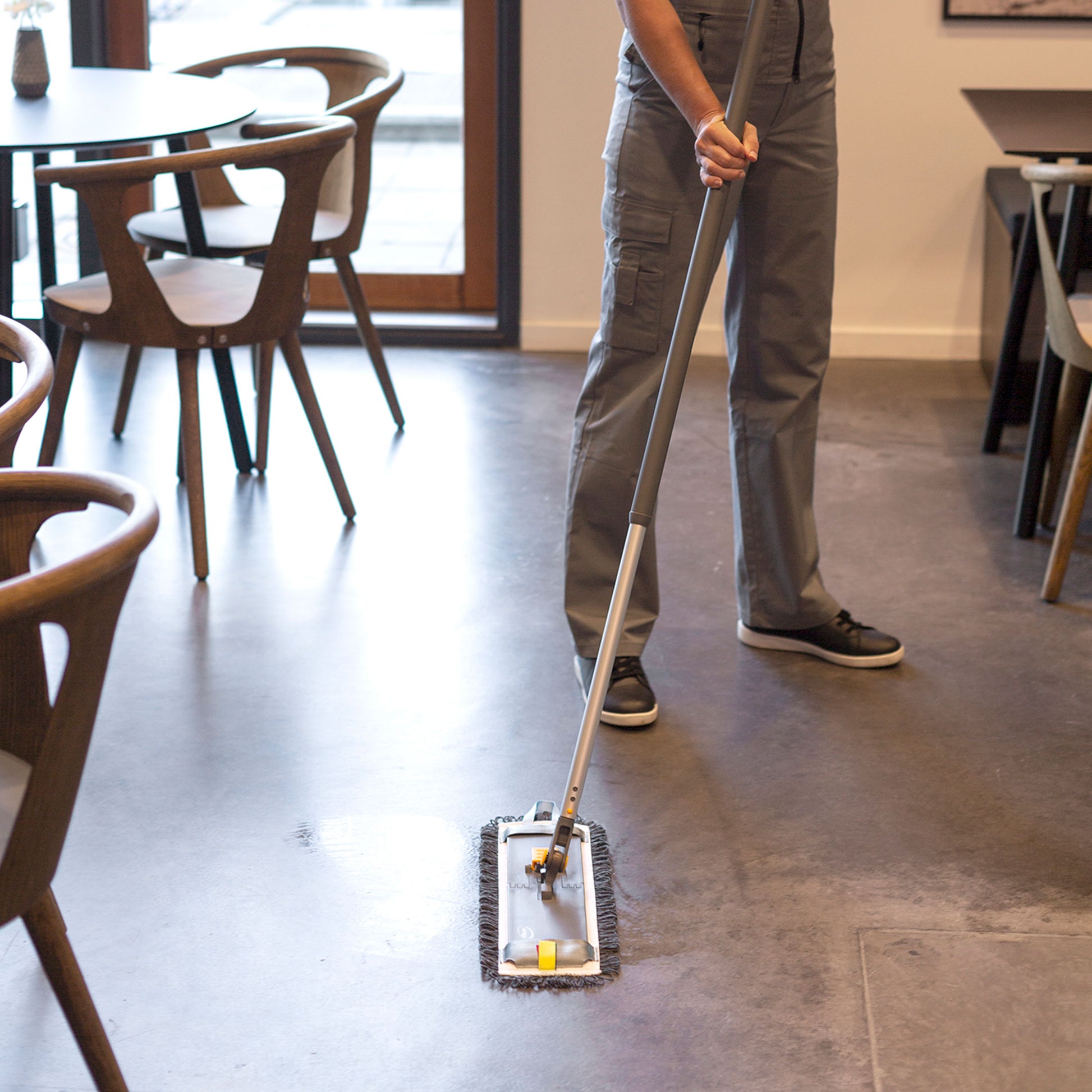 Grå Vikan moppefremfører 40 cm med lomme og kliksystem – egnet til professionel rengøring af gulve, vægge og lofter, med hygiejnisk udløsningsfunktion.