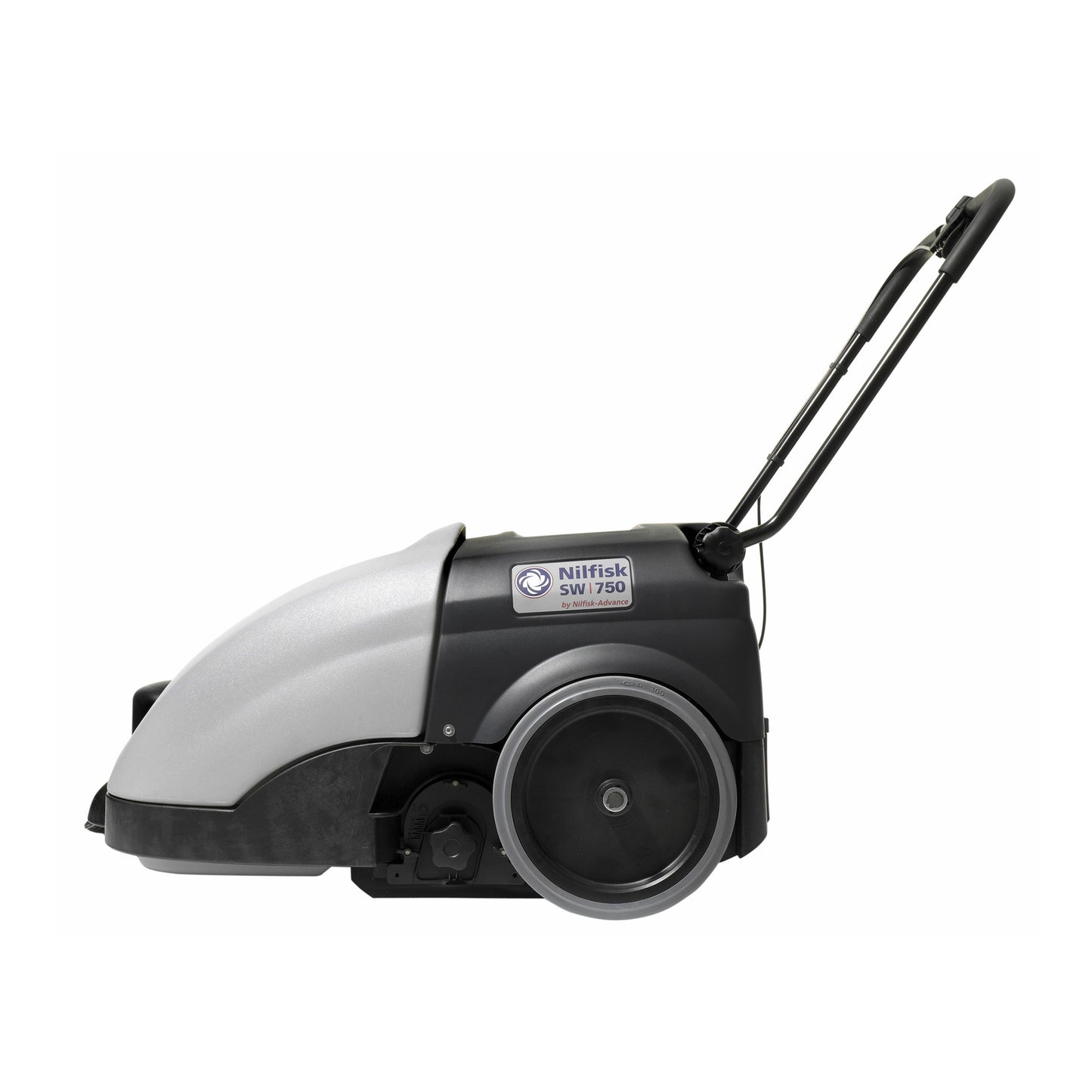 Nilfisk SW750 batteridrevet fejemaskine med sidekost, ergonomisk håndtag og kompakt design til professionel rengøring af lager, værksteder og erhverv