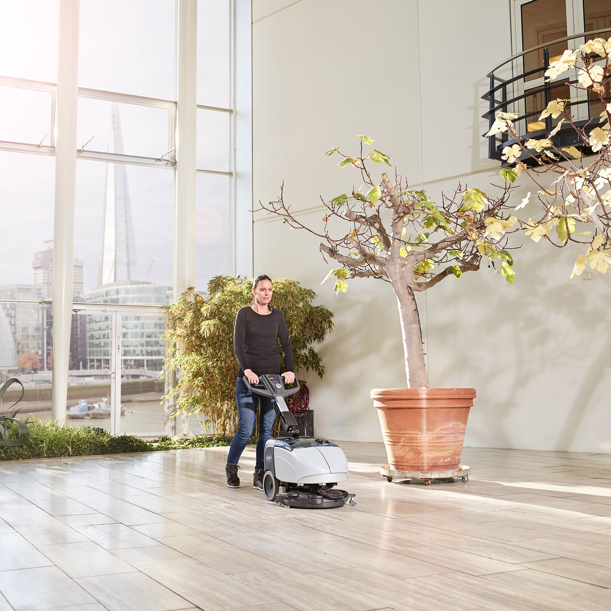 Nilfisk SC351 Li-Ion gulvvasker med bevægeligt skrubbedæk og kompakt design til professionel rengøring af mindre erhvervsarealer