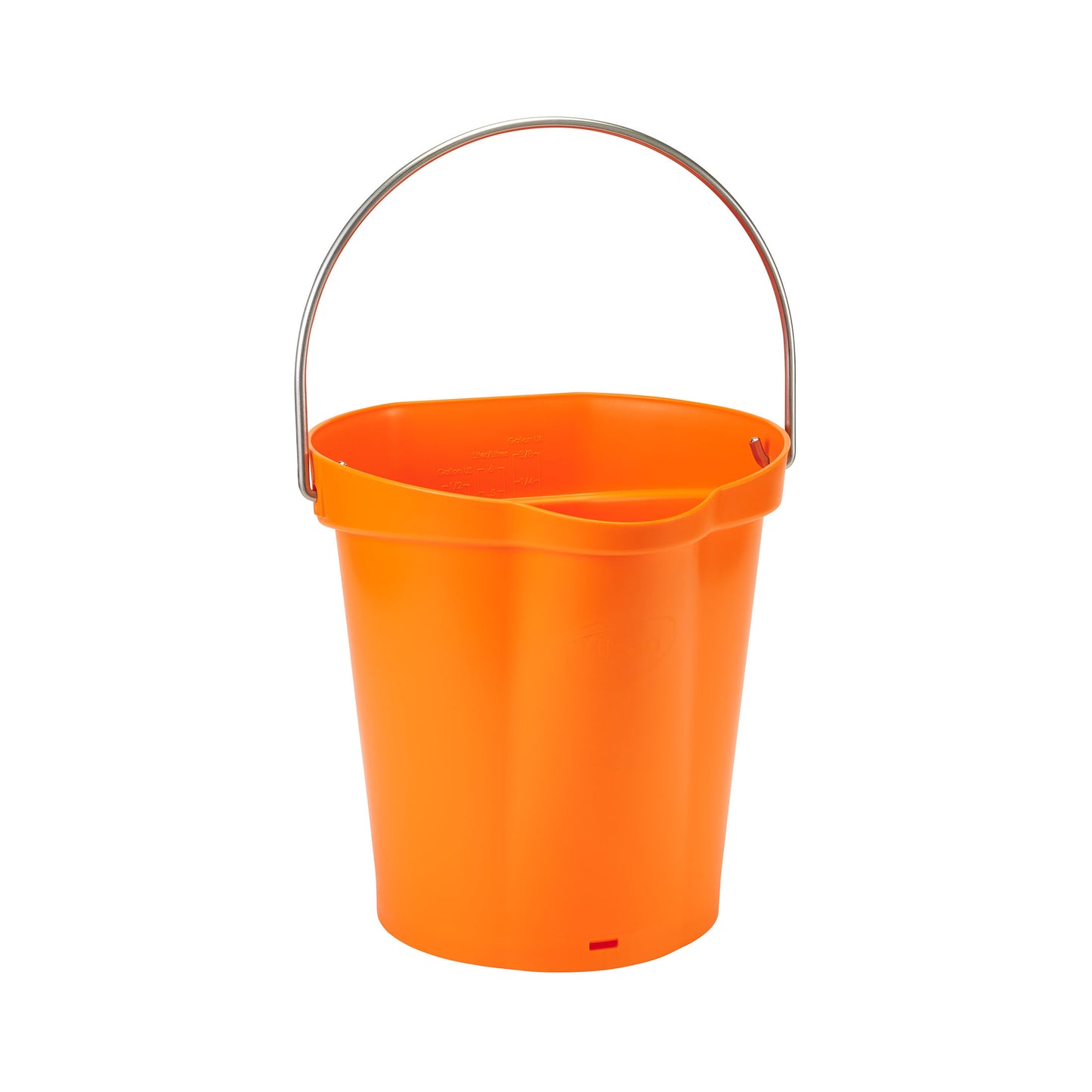 Robust 6-liters spand, i orange, med drypfri hældetud, rustfrit stålhåndtag, hævet bund og indvendig måleskala. Velegnet til rengøring og opbevaring af fødevarer. Den flade side minimerer spild.
