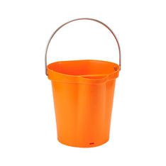 Robust 6-liters spand, i orange, med drypfri hældetud, rustfrit stålhåndtag, hævet bund og indvendig måleskala. Velegnet til rengøring og opbevaring af fødevarer. Den flade side minimerer spild.