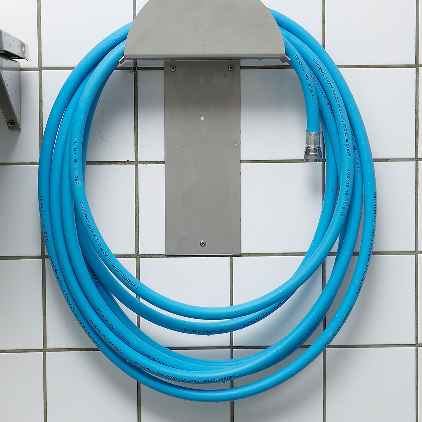 Vikan vægmonteret slangeophæng i robust design, egnet til opbevaring af slanger op til 20 meter, ideel til professionelle hygiejneløsninger.