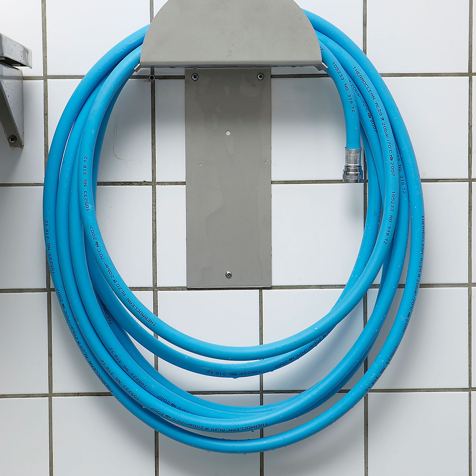 Vikan vægmonteret slangeophæng i robust design, egnet til opbevaring af slanger op til 20 meter, ideel til professionelle hygiejneløsninger.