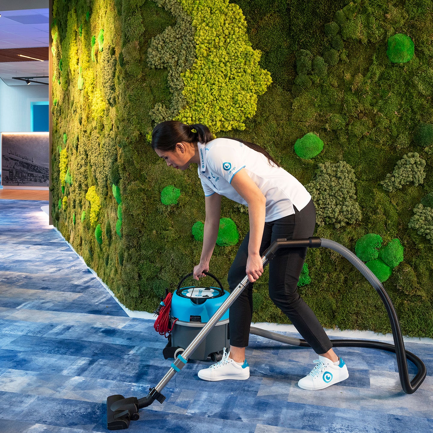 Professionel i‑vac 6 støvsuger med HEPA‑filter, fleksibel slange, aftagelig ledning og robust design til professionel rengøring