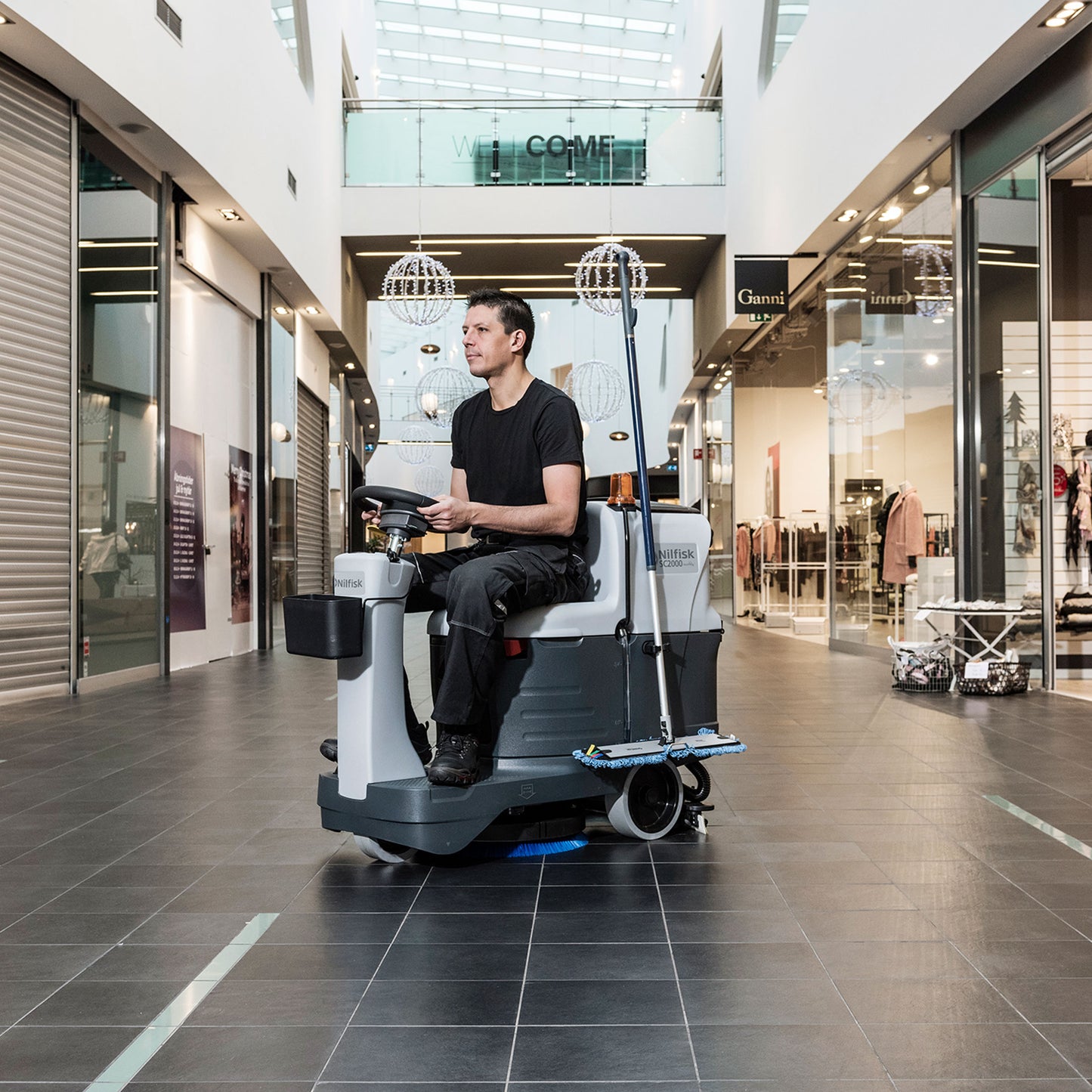 SC2000 53 ride-on gulvvaskemaskine med styrehåndtag og blå børste foran