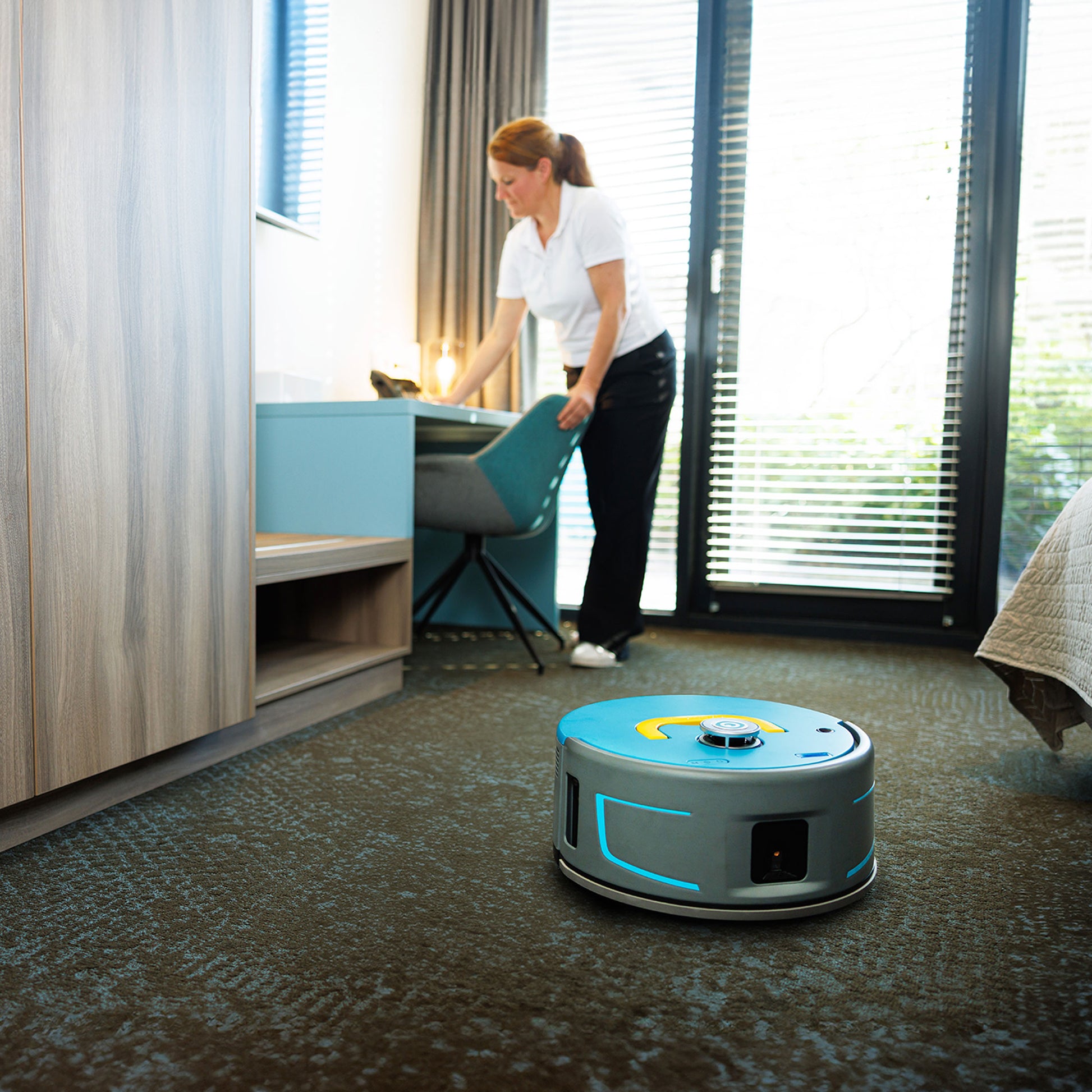 Co-botic 1900 robotstøvsuger i sort design med avanceret sensorteknologi til professionel rengøring