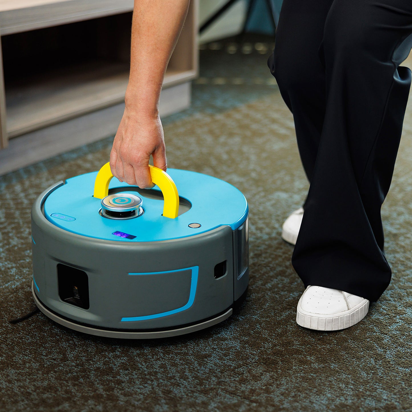 Co-botic 1900 robotstøvsuger i sort design med avanceret sensorteknologi til professionel rengøring