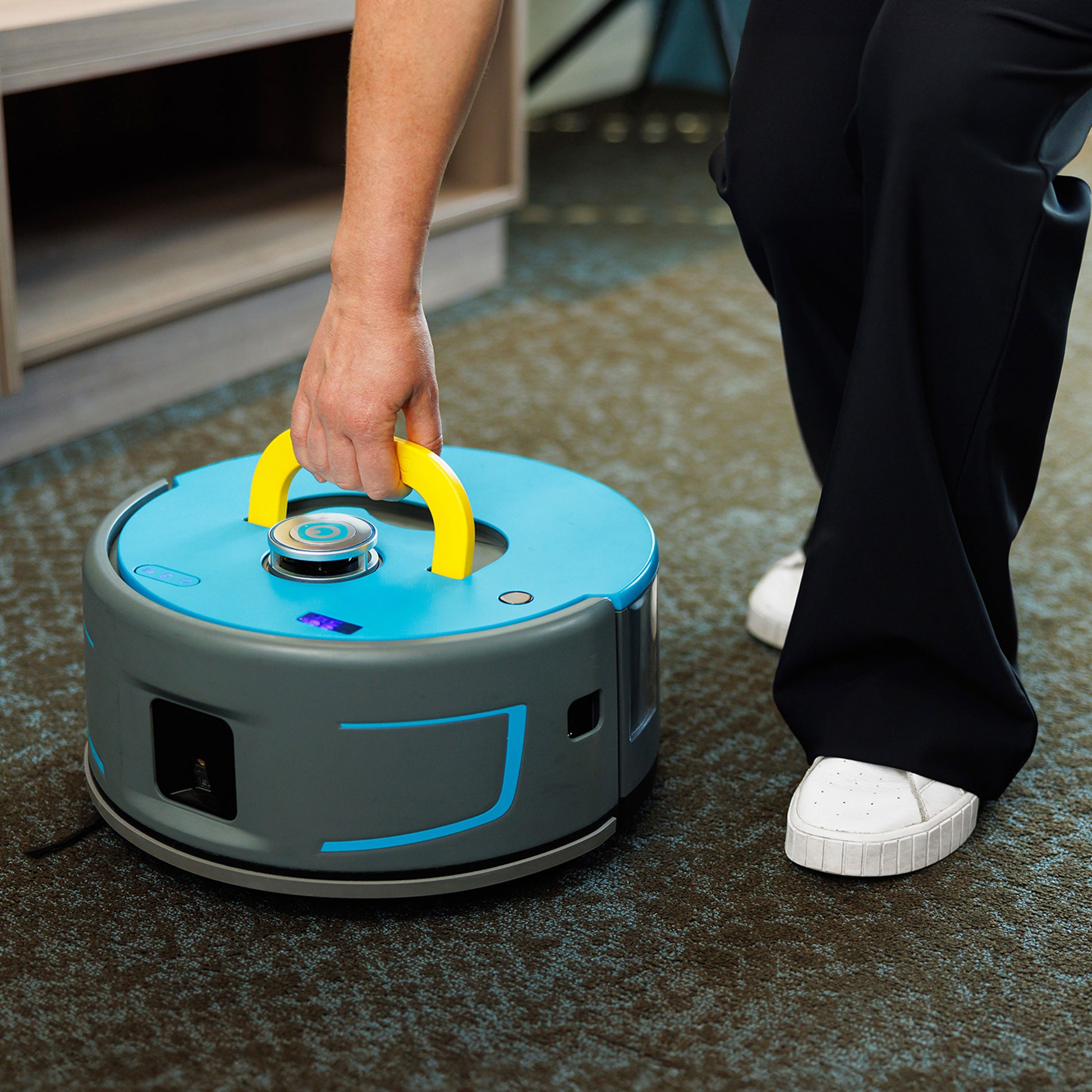 Co-botic 1900 robotstøvsuger i sort design med avanceret sensorteknologi til professionel rengøring