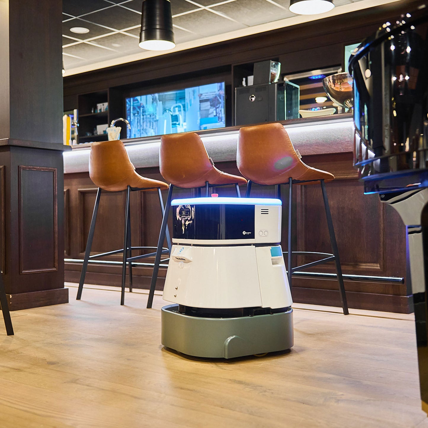 i‑Team co‑botic 45 i drift på hårdt gulv, hvor robotten selvstændigt rengør store gulvarealer uden manuel betjening