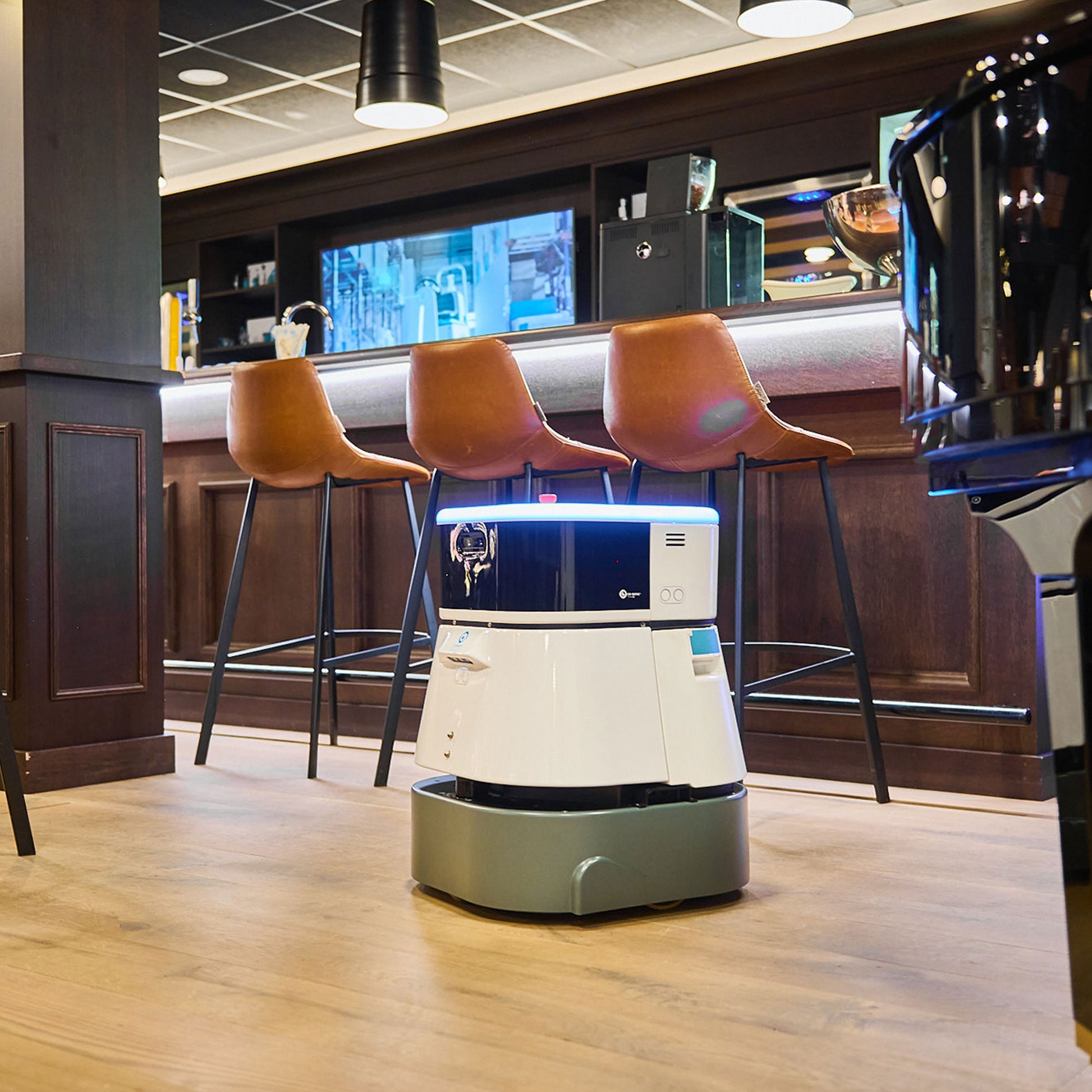 i‑Team co‑botic 45 i drift på hårdt gulv, hvor robotten selvstændigt rengør store gulvarealer uden manuel betjening