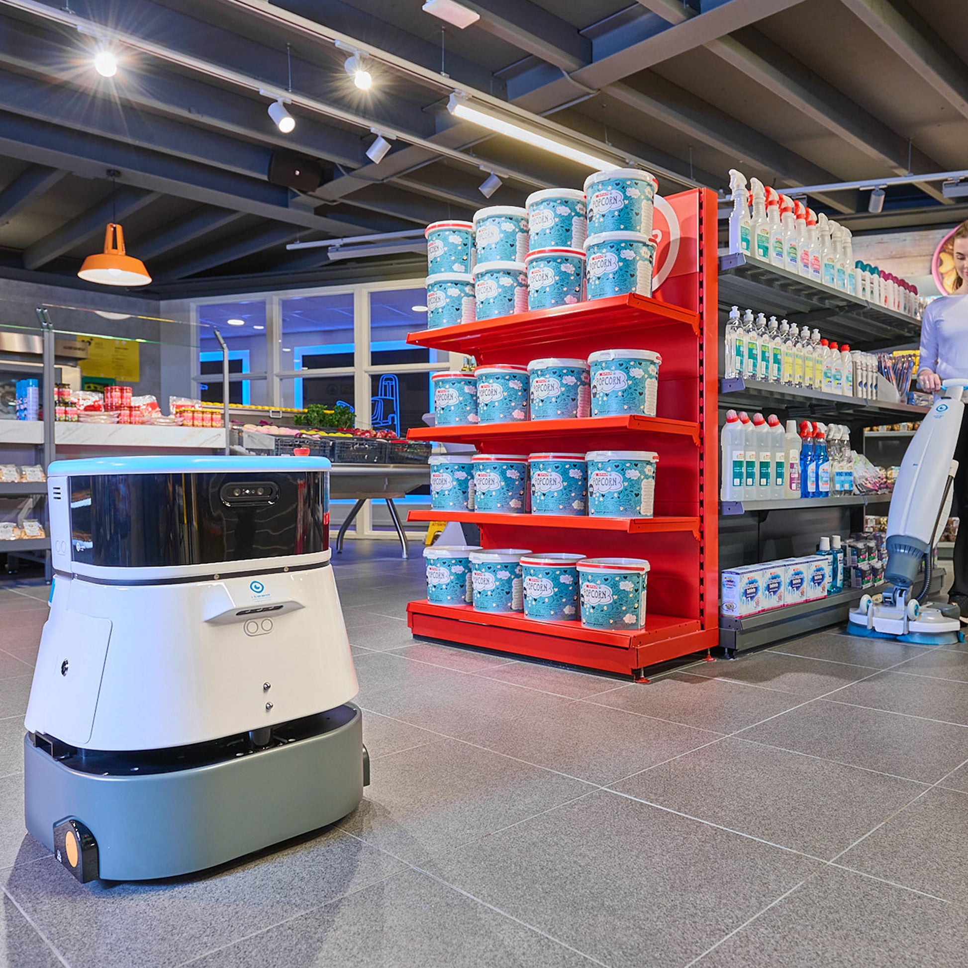 i‑Team co‑botic 45 i drift på hårdt gulv, hvor robotten selvstændigt rengør store gulvarealer uden manuel betjening