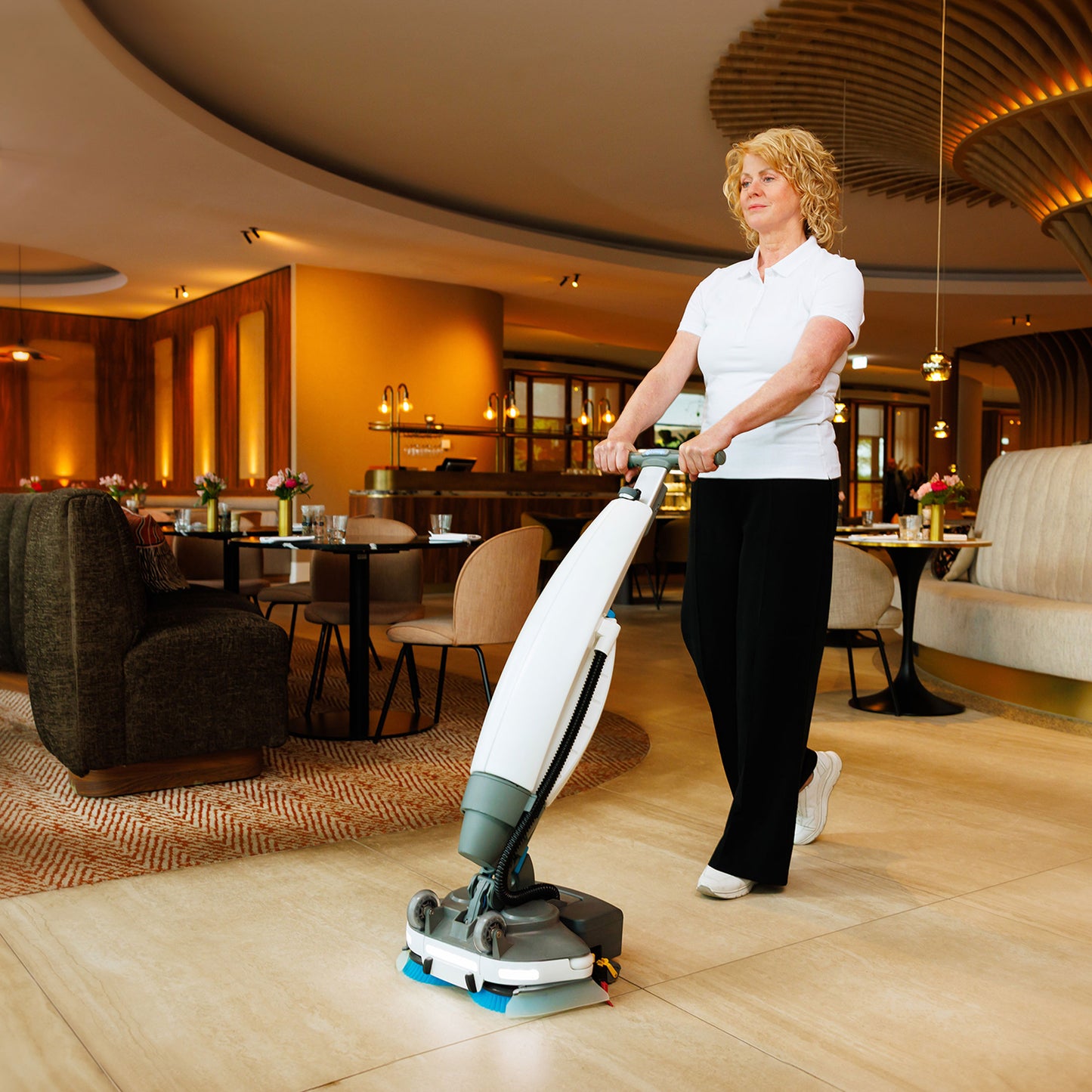 i‑mop 40 Pro gulvvaskemaskine med modsatroterende børster, ergonomisk håndtag, modulært design og kompakt 40 cm vaskebredde under professionel rengøring. Her bruges maskinen i restaurant miljø. 
